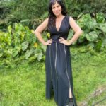 Karine Teles Instagram - Gosto tanto de #tbt. Revisitar as imagens/memorias. Essas fotos são do ano passado em um dos dias de gravação da cena de casamento da Thaís na novela (foram 3 ou 4). Tava quente pra caramba e em um dos dias cheguei a ser queimada na pele pela temperatura do zíper que enfeita o vestido. Vestido lindo que a Flávia escolheu e eu adorei usar. O sol que vinha de cima aqueceu o metal a ponto de me arder. Corri pra sombra antes de ganhar uma queimadura na coxa. A personagem tava arrumada como nunca, cabelo maquiagem e tal. Aqui sou eu, depois do almoço da galera, tentando imaginar como ela posaria pra fotos, sendo que eu mesma nunca soube muito bem posar. Mão na cintura é pose que se faça? O Léo tirou as fotos que eu achei lindas e guardei pra postar quando a cena fosse ao ar. A cena foi ao ar e eu não postei. Virou tbt! A make o Brian que fez! A equipe dessa novela é demais! Estamos chegando ao fim. Falta pouco e ao mesmo tempo temos tanto ainda que fazer! #novela #elasporelas #carol #atriz #vestidopreto