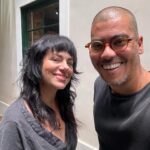 Karine Teles Instagram - Toda vez que eu vou no @fabiooliveirahair retocar a raiz do meu cabelo, saio de lá me sentindo pronta pra tudo. Hoje fiz fotos lá no salão e depois em casa após a bateção de perna inevitável que rola toda vez que saio na rua… De um lugar pra outro… Aquela coisinha que precisa comprar… Aquela passada na farmácia ou no mercado… Andar, andar, andar… ( Só que agora na real eu vou é sentar e estudar, porém com o cabelo belissimo ) #juba #selfie #regiatroouvaidade #biscoito #cabelosaudavel