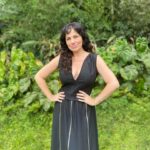 Karine Teles Instagram - Gosto tanto de #tbt. Revisitar as imagens/memorias. Essas fotos são do ano passado em um dos dias de gravação da cena de casamento da Thaís na novela (foram 3 ou 4). Tava quente pra caramba e em um dos dias cheguei a ser queimada na pele pela temperatura do zíper que enfeita o vestido. Vestido lindo que a Flávia escolheu e eu adorei usar. O sol que vinha de cima aqueceu o metal a ponto de me arder. Corri pra sombra antes de ganhar uma queimadura na coxa. A personagem tava arrumada como nunca, cabelo maquiagem e tal. Aqui sou eu, depois do almoço da galera, tentando imaginar como ela posaria pra fotos, sendo que eu mesma nunca soube muito bem posar. Mão na cintura é pose que se faça? O Léo tirou as fotos que eu achei lindas e guardei pra postar quando a cena fosse ao ar. A cena foi ao ar e eu não postei. Virou tbt! A make o Brian que fez! A equipe dessa novela é demais! Estamos chegando ao fim. Falta pouco e ao mesmo tempo temos tanto ainda que fazer! #novela #elasporelas #carol #atriz #vestidopreto