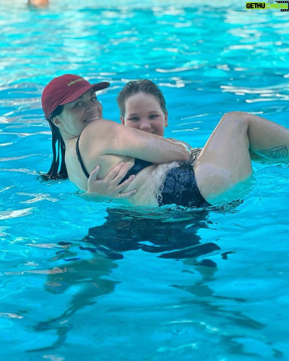 Karine Teles Instagram - Sobre mergulhar e ser leve a ponto de receber colo do próprio filho. Água. Janeiro de 2024. #filho #piscina #colo #mãe #água Foto @camilopellegrini