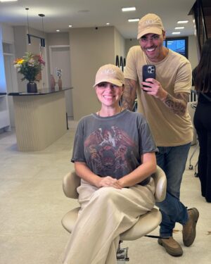 Karine Teles Instagram - Hoje passei hoooras no salão novo do Fábio @salaonovo.co ! Começando o processo de transformação do meu cabelo para meu proximo trabalho. Tô animada demais! Fábio é talentoso demais! Tirar aquele tom tão escuro sem maltratar o cabelo, é uma arte! Por isso que não largo! Não posso mostrar ainda… Até porque, não está pronto. Processo… Mas ó que lindo o boné que eu ganhei! Heheheh  Que cor vcs acham que vem aí?