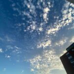 Karine Teles Instagram – Tem tempo que eu não posto foto de céu. Eu sempre tiro, de dia, de noite, com lua, sem lua, com nuvem ou sem, as vezes faço um clique todo azul. O céu é ilusão de ótica ao mesmo tempo que bolha, que camada de vida, que transição entre a gravidade e o mistério. Olho muito pra cima e fotografo muito também. Oxigênio acumulado. #segunda #novasemana #recomeço