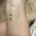 Karine Teles Instagram – Um conto em cada uma dessas imagens. Palavras que faltam às sensações. Eu sei o que cada uma me diz e compartilho aqui sem explicar. Um pouco como memória, um pouco como depoimento, um pouco como pergunta. Como investigação. Evidências da travessia. #dump #sabadocomgripe