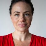 Karine Teles Instagram - Retrato feito ano passado pelo @pradop . Tô em casa, com pouquíssima maquiagem e luz natural. A foto não foi tratada para a ilusão. Não tem filtro nem “correção”. Essa era a minha cara mesmo nesse dia. Gosto da foto por mais que eu já tenha mudado bastante desde então. #tb #retrato #atriz #semfiltro #caralimpa