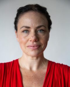 Karine Teles Instagram - Retrato feito ano passado pelo @pradop . Tô em casa, com pouquíssima maquiagem e luz natural. A foto não foi tratada para a ilusão. Não tem filtro nem “correção”. Essa era a minha cara mesmo nesse dia. Gosto da foto por mais que eu já tenha mudado bastante desde então. #tb #retrato #atriz #semfiltro #caralimpa