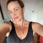 Karine Teles Instagram - Não lembro exatamente o que aconteceu no dia que tirei essa selfie. Provavelmente nada específico que não fosse algum movimento interno. Meu. Da pra ver na minha cara. Reconheço instantaneamente esse sentimento. Parece óbvio, parece compulsório, parece simples e eu o visto muito bem. Só que pra mim é uma conquista relativamente recente e não é constante. Oscila pra caramba. Não faz de mim fortaleza ou muro, mas contraditoriamente vulnerável. Sigo errando. Errando forte. Errando inteira. Posto. Isso tem nome? #tbt #erro #selfie #queroficarruivadenovo