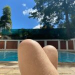 Karine Teles Instagram – Um conto em cada uma dessas imagens. Palavras que faltam às sensações. Eu sei o que cada uma me diz e compartilho aqui sem explicar. Um pouco como memória, um pouco como depoimento, um pouco como pergunta. Como investigação. Evidências da travessia. #dump #sabadocomgripe