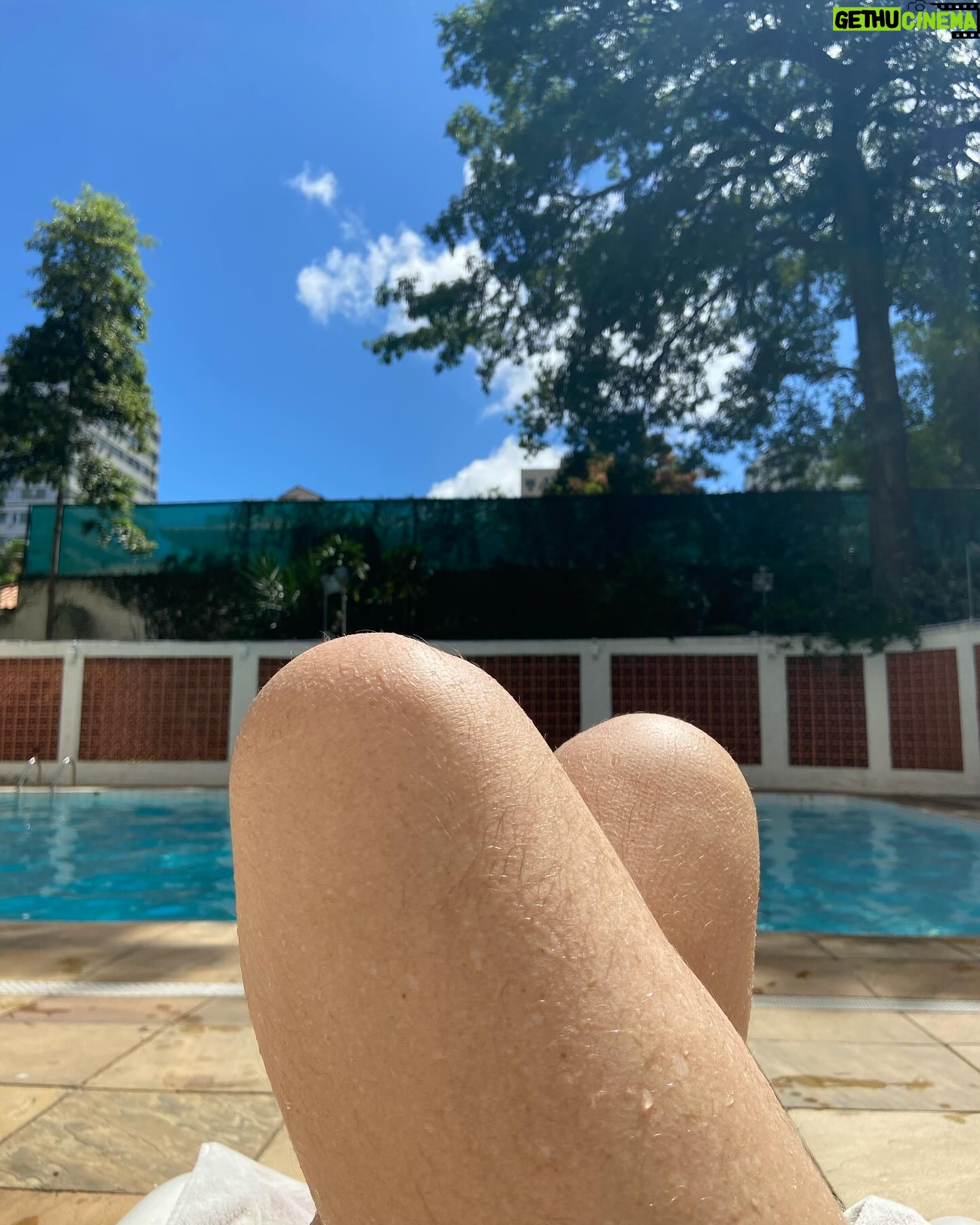 Karine Teles Instagram - Um conto em cada uma dessas imagens. Palavras que faltam às sensações. Eu sei o que cada uma me diz e compartilho aqui sem explicar. Um pouco como memória, um pouco como depoimento, um pouco como pergunta. Como investigação. Evidências da travessia. #dump #sabadocomgripe