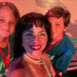 Karine Teles Instagram - Das coisas mais emocionantes da minha vida! Levar Francisco e Arthur a Sapucaí! Ver Portela deslumbrante e emocionante, Mangueira com Alcione me deixando rouca de tanto cantar. Encontrar amigos de trabalho e de vida! Escutar a bateria de tão pertinho. Os meninos atentos, grudados a grade, absorvendo tudo com encantamento e curiosidade. Valeu meu carnaval todo! Foi forte! PS: fui de Björk apaixonada sim! #carnaval #filhos #sapucai #portela #mangueira #alcione