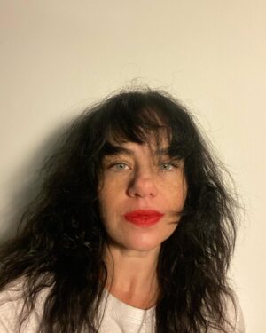 Karine Teles Instagram - “A coragem de usar um coração desprotegido “ ! Sim! Postei uma selfie com citação de Clarice Lispector. Me julguem! 😂❤️ #domingo