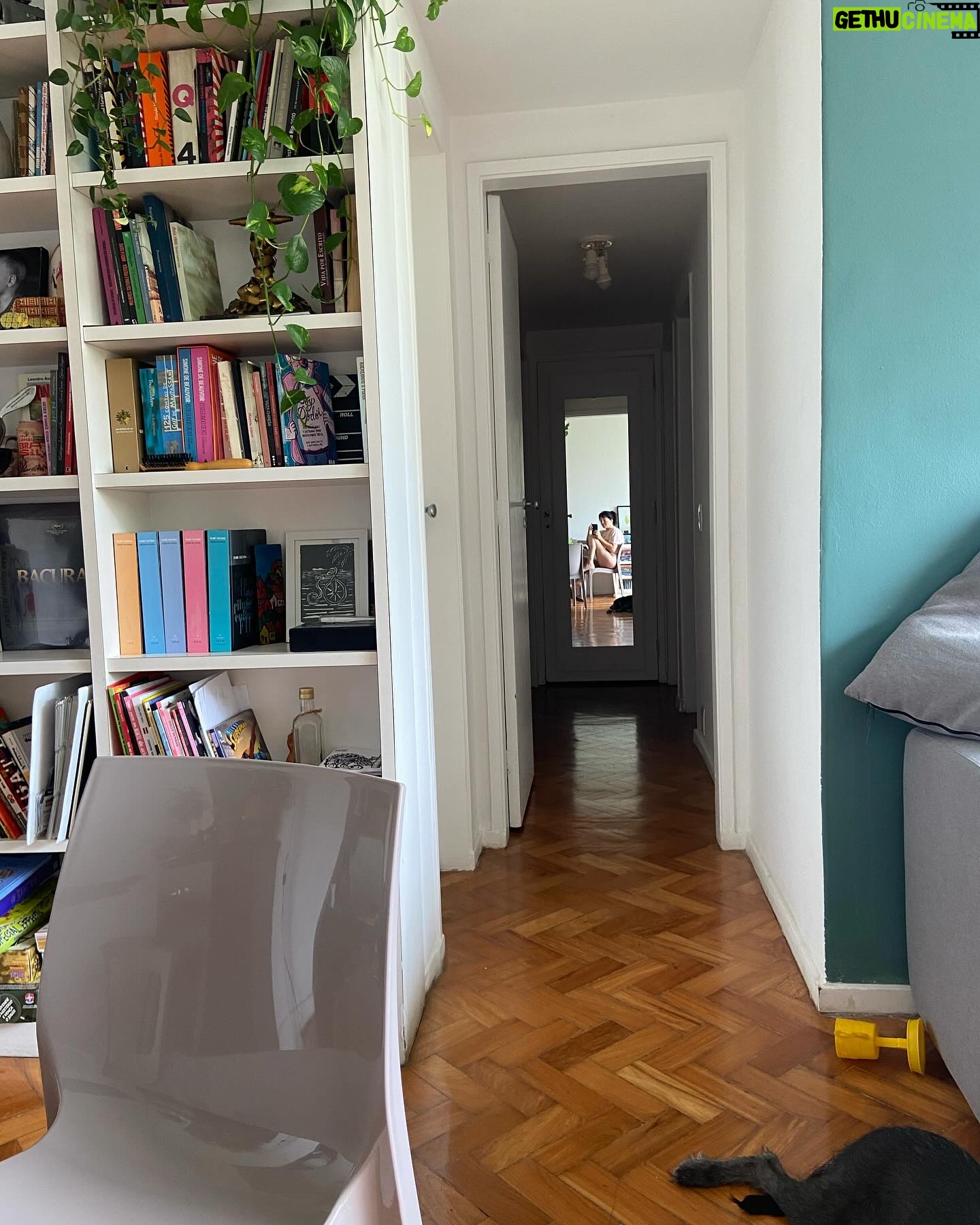 Karine Teles Instagram - Um conto em cada uma dessas imagens. Palavras que faltam às sensações. Eu sei o que cada uma me diz e compartilho aqui sem explicar. Um pouco como memória, um pouco como depoimento, um pouco como pergunta. Como investigação. Evidências da travessia. #dump #sabadocomgripe