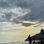 Karine Teles Instagram – Um conto em cada uma dessas imagens. Palavras que faltam às sensações. Eu sei o que cada uma me diz e compartilho aqui sem explicar. Um pouco como memória, um pouco como depoimento, um pouco como pergunta. Como investigação. Evidências da travessia. #dump #sabadocomgripe