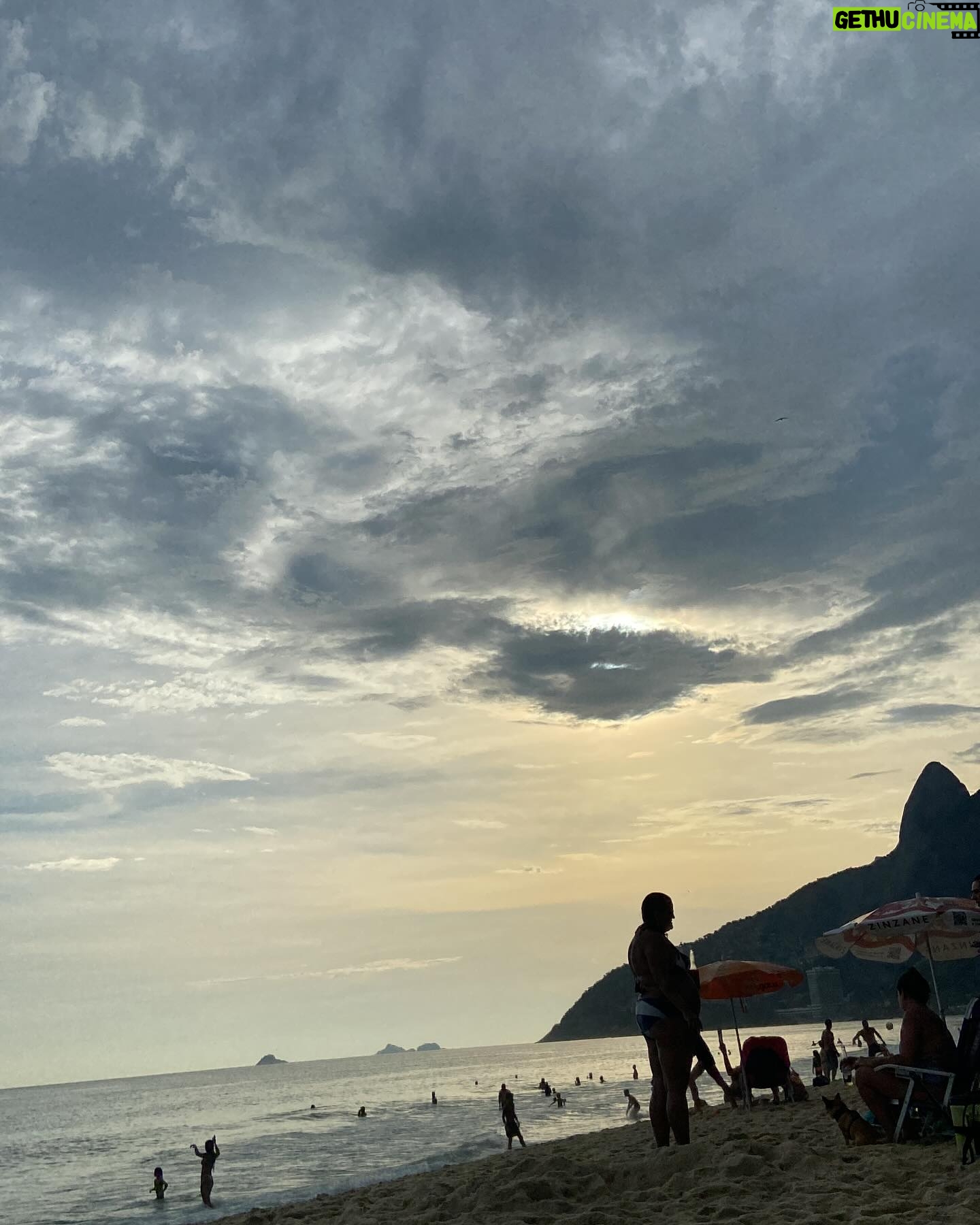 Karine Teles Instagram - Um conto em cada uma dessas imagens. Palavras que faltam às sensações. Eu sei o que cada uma me diz e compartilho aqui sem explicar. Um pouco como memória, um pouco como depoimento, um pouco como pergunta. Como investigação. Evidências da travessia. #dump #sabadocomgripe