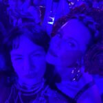 Karine Teles Instagram - Das coisas mais emocionantes da minha vida! Levar Francisco e Arthur a Sapucaí! Ver Portela deslumbrante e emocionante, Mangueira com Alcione me deixando rouca de tanto cantar. Encontrar amigos de trabalho e de vida! Escutar a bateria de tão pertinho. Os meninos atentos, grudados a grade, absorvendo tudo com encantamento e curiosidade. Valeu meu carnaval todo! Foi forte! PS: fui de Björk apaixonada sim! #carnaval #filhos #sapucai #portela #mangueira #alcione