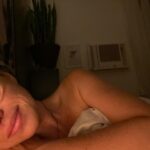 Karine Teles Instagram – Um conto em cada uma dessas imagens. Palavras que faltam às sensações. Eu sei o que cada uma me diz e compartilho aqui sem explicar. Um pouco como memória, um pouco como depoimento, um pouco como pergunta. Como investigação. Evidências da travessia. #dump #sabadocomgripe
