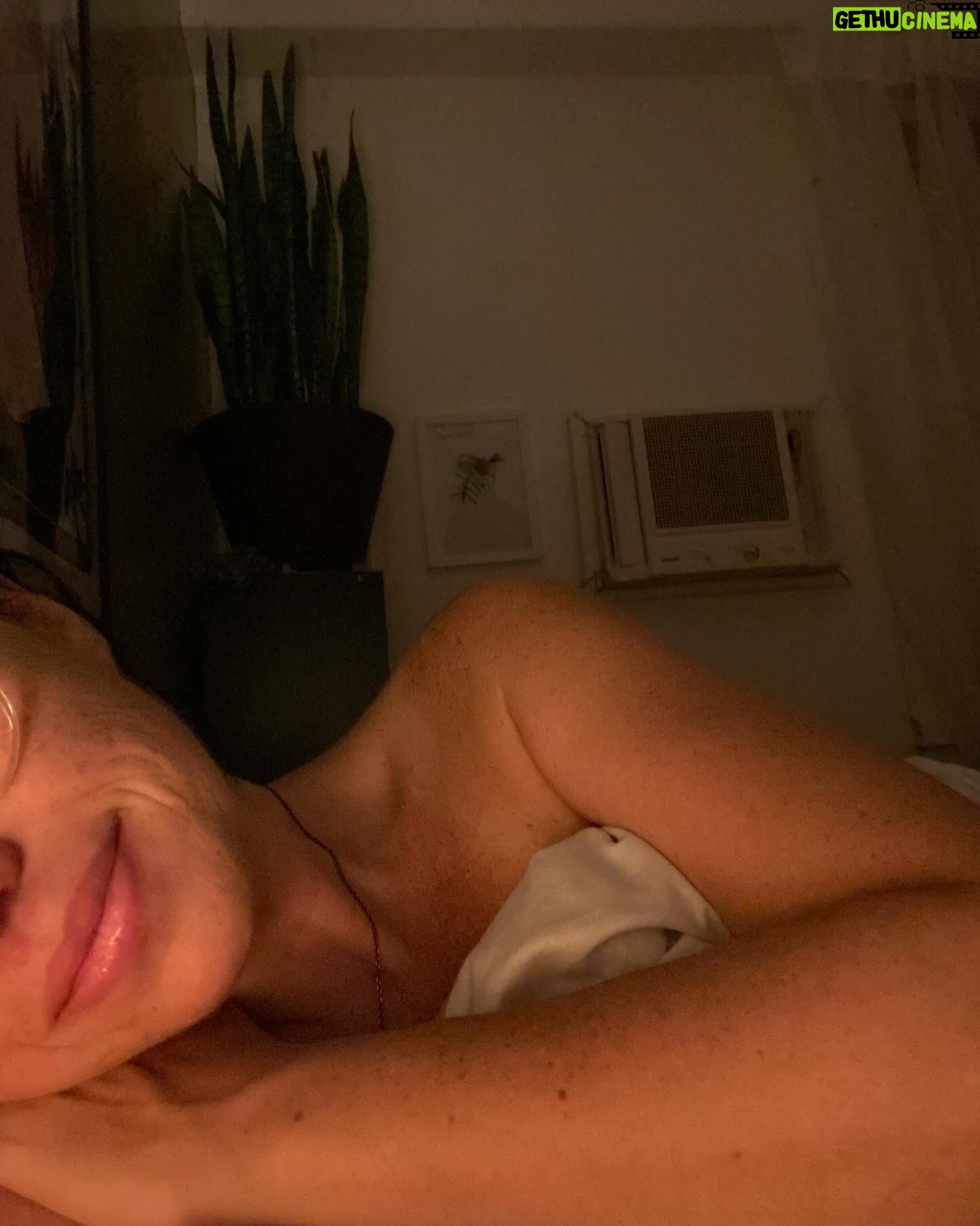 Karine Teles Instagram - Um conto em cada uma dessas imagens. Palavras que faltam às sensações. Eu sei o que cada uma me diz e compartilho aqui sem explicar. Um pouco como memória, um pouco como depoimento, um pouco como pergunta. Como investigação. Evidências da travessia. #dump #sabadocomgripe