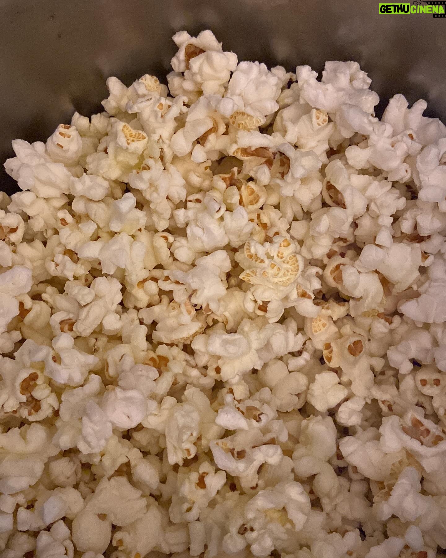 Karine Teles Instagram - Um conto em cada uma dessas imagens. Palavras que faltam às sensações. Eu sei o que cada uma me diz e compartilho aqui sem explicar. Um pouco como memória, um pouco como depoimento, um pouco como pergunta. Como investigação. Evidências da travessia. #dump #sabadocomgripe