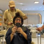 Karine Teles Instagram - Hoje passei hoooras no salão novo do Fábio @salaonovo.co ! Começando o processo de transformação do meu cabelo para meu proximo trabalho. Tô animada demais! Fábio é talentoso demais! Tirar aquele tom tão escuro sem maltratar o cabelo, é uma arte! Por isso que não largo! Não posso mostrar ainda… Até porque, não está pronto. Processo… Mas ó que lindo o boné que eu ganhei! Heheheh Que cor vcs acham que vem aí?