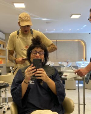 Karine Teles Instagram - Hoje passei hoooras no salão novo do Fábio @salaonovo.co ! Começando o processo de transformação do meu cabelo para meu proximo trabalho. Tô animada demais! Fábio é talentoso demais! Tirar aquele tom tão escuro sem maltratar o cabelo, é uma arte! Por isso que não largo! Não posso mostrar ainda… Até porque, não está pronto. Processo… Mas ó que lindo o boné que eu ganhei! Heheheh  Que cor vcs acham que vem aí?