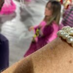 Karine Teles Instagram - Das coisas mais emocionantes da minha vida! Levar Francisco e Arthur a Sapucaí! Ver Portela deslumbrante e emocionante, Mangueira com Alcione me deixando rouca de tanto cantar. Encontrar amigos de trabalho e de vida! Escutar a bateria de tão pertinho. Os meninos atentos, grudados a grade, absorvendo tudo com encantamento e curiosidade. Valeu meu carnaval todo! Foi forte! PS: fui de Björk apaixonada sim! #carnaval #filhos #sapucai #portela #mangueira #alcione