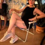 Karine Teles Instagram - Papeando na varanda. Cumpadi me incentivando a posar pra foto. Mesmo sentada eu consegui colocar a mão na cintura (socorro) e ficar sem graça ! A última foto (que eu gosto tb) eu tava desligada portanto …. #sabado #morrodaconceição #casadecumpadi 📸 @camilopellegrini