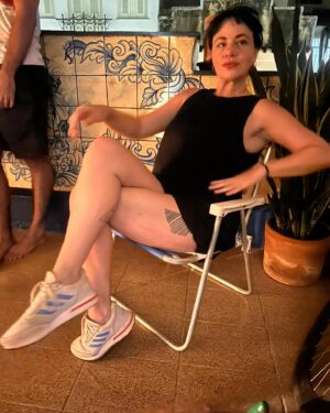 Karine Teles Instagram - Papeando na varanda. Cumpadi me incentivando a posar pra foto. Mesmo sentada eu consegui colocar a mão na cintura (socorro) e ficar sem graça ! A última foto (que eu gosto tb) eu tava desligada portanto …. #sabado #morrodaconceição #casadecumpadi 📸 @camilopellegrini