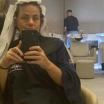 Karine Teles Instagram - Hoje passei hoooras no salão novo do Fábio @salaonovo.co ! Começando o processo de transformação do meu cabelo para meu proximo trabalho. Tô animada demais! Fábio é talentoso demais! Tirar aquele tom tão escuro sem maltratar o cabelo, é uma arte! Por isso que não largo! Não posso mostrar ainda… Até porque, não está pronto. Processo… Mas ó que lindo o boné que eu ganhei! Heheheh Que cor vcs acham que vem aí?
