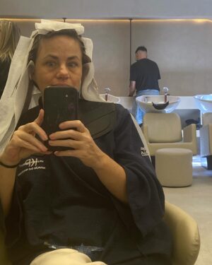 Karine Teles Instagram - Hoje passei hoooras no salão novo do Fábio @salaonovo.co ! Começando o processo de transformação do meu cabelo para meu proximo trabalho. Tô animada demais! Fábio é talentoso demais! Tirar aquele tom tão escuro sem maltratar o cabelo, é uma arte! Por isso que não largo! Não posso mostrar ainda… Até porque, não está pronto. Processo… Mas ó que lindo o boné que eu ganhei! Heheheh  Que cor vcs acham que vem aí?