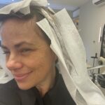 Karine Teles Instagram - Hoje passei hoooras no salão novo do Fábio @salaonovo.co ! Começando o processo de transformação do meu cabelo para meu proximo trabalho. Tô animada demais! Fábio é talentoso demais! Tirar aquele tom tão escuro sem maltratar o cabelo, é uma arte! Por isso que não largo! Não posso mostrar ainda… Até porque, não está pronto. Processo… Mas ó que lindo o boné que eu ganhei! Heheheh Que cor vcs acham que vem aí?