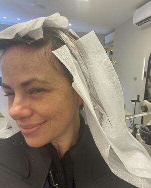 Karine Teles Instagram - Hoje passei hoooras no salão novo do Fábio @salaonovo.co ! Começando o processo de transformação do meu cabelo para meu proximo trabalho. Tô animada demais! Fábio é talentoso demais! Tirar aquele tom tão escuro sem maltratar o cabelo, é uma arte! Por isso que não largo! Não posso mostrar ainda… Até porque, não está pronto. Processo… Mas ó que lindo o boné que eu ganhei! Heheheh  Que cor vcs acham que vem aí?