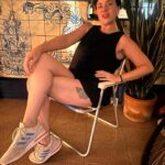 Karine Teles Instagram - Papeando na varanda. Cumpadi me incentivando a posar pra foto. Mesmo sentada eu consegui colocar a mão na cintura (socorro) e ficar sem graça ! A última foto (que eu gosto tb) eu tava desligada portanto …. #sabado #morrodaconceição #casadecumpadi 📸 @camilopellegrini