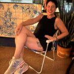 Karine Teles Instagram - Papeando na varanda. Cumpadi me incentivando a posar pra foto. Mesmo sentada eu consegui colocar a mão na cintura (socorro) e ficar sem graça ! A última foto (que eu gosto tb) eu tava desligada portanto …. #sabado #morrodaconceição #casadecumpadi 📸 @camilopellegrini