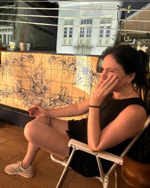 Karine Teles Instagram - Papeando na varanda. Cumpadi me incentivando a posar pra foto. Mesmo sentada eu consegui colocar a mão na cintura (socorro) e ficar sem graça ! A última foto (que eu gosto tb) eu tava desligada portanto …. #sabado #morrodaconceição #casadecumpadi 📸 @camilopellegrini