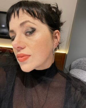 Karine Teles Instagram - Registros da noite de ontem quando apresentei os prêmios da ABC para profissionais de montagem, som, direção de arte e direção de de fotografia, em curtas, clipes, publicidade, séries, longas documentais e ficção! Tanta gente talentosa e querida indicada! Um orgulho enorme da nossa indústria! Gracias @abcine pela honra e por confiar em mim para apresentar a premiação. Gracias @annavansteen pela maquiagem perfeita! O vestido “aura”  eu mesma fiz… Ando querendo voltar a costurar. Registros de @laisvduarte e @van.essa.marques. Vídeo divertido de @starloop360 #apresentadoraoumc #atrizoumc #premioabc #vivaoaudiovisualbrasileiro