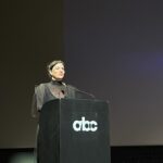 Karine Teles Instagram - Registros da noite de ontem quando apresentei os prêmios da ABC para profissionais de montagem, som, direção de arte e direção de de fotografia, em curtas, clipes, publicidade, séries, longas documentais e ficção! Tanta gente talentosa e querida indicada! Um orgulho enorme da nossa indústria! Gracias @abcine pela honra e por confiar em mim para apresentar a premiação. Gracias @annavansteen pela maquiagem perfeita! O vestido “aura” eu mesma fiz… Ando querendo voltar a costurar. Registros de @laisvduarte e @van.essa.marques. Vídeo divertido de @starloop360 #apresentadoraoumc #atrizoumc #premioabc #vivaoaudiovisualbrasileiro