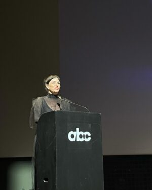 Karine Teles Instagram - Registros da noite de ontem quando apresentei os prêmios da ABC para profissionais de montagem, som, direção de arte e direção de de fotografia, em curtas, clipes, publicidade, séries, longas documentais e ficção! Tanta gente talentosa e querida indicada! Um orgulho enorme da nossa indústria! Gracias @abcine pela honra e por confiar em mim para apresentar a premiação. Gracias @annavansteen pela maquiagem perfeita! O vestido “aura”  eu mesma fiz… Ando querendo voltar a costurar. Registros de @laisvduarte e @van.essa.marques. Vídeo divertido de @starloop360 #apresentadoraoumc #atrizoumc #premioabc #vivaoaudiovisualbrasileiro