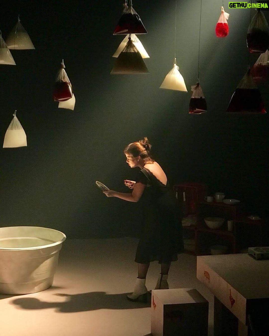 Karine Teles Instagram - “Os Últimos Dias de Gilda” montagem de 2018 . Texto de Rodrigo de Roure e direção de @camilopellegrini . Teatro, meu amor! Que saudade! Nossa!!!! #tbt #teatro #palco