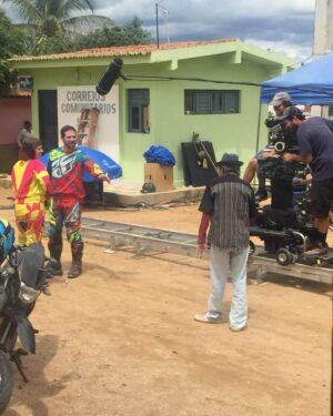 Karine Teles Instagram - Abril! Outono! Segunda. Hoje passa Bacurau na TV aberta! Esse filme destemido que rodou o mundo. Aqui um carrossel de imagens da época das filmagens! Essas coisas que acontecem na vida que ficam pra sempre! #bacurau #telaquente #cinema #cannes #atriz