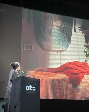 Karine Teles Instagram - Registros da noite de ontem quando apresentei os prêmios da ABC para profissionais de montagem, som, direção de arte e direção de de fotografia, em curtas, clipes, publicidade, séries, longas documentais e ficção! Tanta gente talentosa e querida indicada! Um orgulho enorme da nossa indústria! Gracias @abcine pela honra e por confiar em mim para apresentar a premiação. Gracias @annavansteen pela maquiagem perfeita! O vestido “aura”  eu mesma fiz… Ando querendo voltar a costurar. Registros de @laisvduarte e @van.essa.marques. Vídeo divertido de @starloop360 #apresentadoraoumc #atrizoumc #premioabc #vivaoaudiovisualbrasileiro