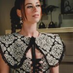 Karine Vanasse Instagram - Demain, lundi; @lestraitres_noovo @noovo.ca. Des invités qui jouent comme votre Hôtesse du Manoir l’espérait… et une animatrice qui sort de la Table Ronde en se disant « oups, je me suis peut-etre un peu trop amusé ce soir… oh well »🤭 À demain ⚔️ • Stylistes @olivia_leblanc & @indiannna Hauts et jupe @weardorianwho @dorian.who Bijoux @oracjewelry • Direction beauté maquillage @leslie_ann_thomson • Cheveux @valeriaamirova Bts video @leslie_ann_thomson Bts photo @david.trg @groupeentourage