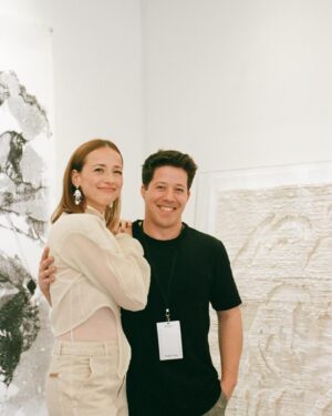 Karine Vanasse Instagram - @foireplural est ce qui lance réellement mon printemps, à chaque année, depuis maintenant plus d’une décennie… à chaque année, j’ai l’impression que mon pouls y trouve son rythme artistique et sa cadence vitale pour les prochains mois.  Quelque chose se renouvelle, se confirme, émerge… à chaque fois. 

J’étais fan alors que l’événement se tenait sous un petit chapiteau dans le centre-ville de Montréal, avant d’en devenir la porte-parole, avant que l’engouement pour ce rdv en fasse un incontournable culturel au Québec ayant maintenant trouvé maison au Grand Quai du Vieux Port de Montréal… et bien avant que mon plus jeune frère se dirige vers des études en art contemporain qui l’ont mené, cette année, à sa première présence comme artiste exposé à Plural avec @projet_casa.

Ce rdv célébration-inspiration-en-condensé, je l’aime et je suis si fière de ce qu’il est devenu.
Heureuse d’être à vos côtés @agac_canada pour amplifier son rayonnement depuis maintenant 10 ans. ✨

La @foireplural se tiendra jusqu’à dimanche au Grand Quai du Vieux Port de Montréal.

Merci @gaelleleroyerphotography 
• Styliste @indiannna | top @zoegustaviaannawhalen chez @absolutely.fabrics bijoux @agmesnyc 
• Mua et cheveux @valeriaamirova