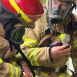 Karine Vanasse Instagram - Devenir pompière d’un jour ✔️🧑‍🚒 Salutations et un immense merci aux pompiers de Laval de la caserne 6 et tout mon respect envers celles et ceux qui exercent ce métier essentiel. Le 3e épisode de la série DIRECTION L’AVENTURE avec @nissancanada est en ligne, le lien est dans ma bio ;.)