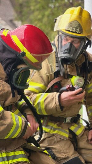 Karine Vanasse Instagram - Devenir pompière d’un jour ✔️🧑‍🚒 
Salutations et un immense merci aux pompiers de Laval de la caserne 6 et tout mon respect envers celles et ceux qui exercent ce métier essentiel. 

Le 3e épisode de la série DIRECTION L’AVENTURE avec @nissancanada est en ligne, le lien est dans ma bio ;.)