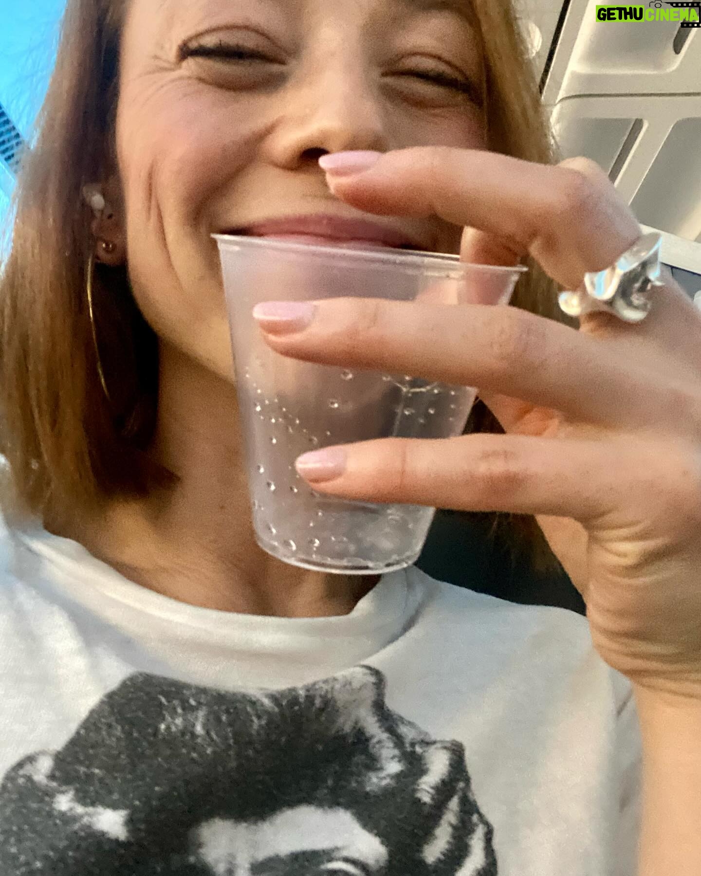 Karine Vanasse Instagram - Du voyage de RU dans le reste du Canada, au tapis, mystères et montgolfières de la Cappadocia en Turquie en passant par un toutou de centre d’achat magogois ; janvier, j’ai tout aimé. Et février; tes 2 premiers jours me suffisent déjà pour te célébrer tout le reste du mois. 🤭