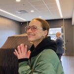 Karine Vanasse Instagram - Semaine dernière; visite chez mon concessionaire @nissancanada pour prendre possession de mon nouveau Rogue 2024. Hâte de vous croiser sur les routes du Quebec cet été 😉 *Merci Miss @lamontagne.megan