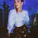 Karine Vanasse Instagram - Demain, Episode 3 @lestraitres_noovo. Et comme on sait maintenant que vous êtes, vous aussi, embarqués dans le jeu avec nos invités, merci !⚔️ … et l’Hôtesse, après le moment de la révélation à l’étage où se trouve les fantômes du Manoir ; le délire a pris le dessus quelques instants. 🪿💎 ⚔️ Production @groupeentourage Diffuseur @noovo.ca Look Stylisme @olivia_leblanc & @indiana Direction beauté & Maquillage @leslie_ann_thomson Cheveux @steevedaviault