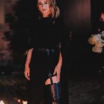 Karine Vanasse Instagram – Hier soir, avec mon energie à moi à @off_tlmep pour @lestraitres_noovo et @foireplural.
… et dès ce soir, en Hôtesse du Manoir, sur @noovo.ca.

Look @off_tlmep 
Maquillage @leslie_ann_thomson 
Stylisme @indiannna 
Robe @julia__heuer at @100percentsilkshop 
Bijoux @lly_atelier @oracjewelry 

🔥 Looks des @lestraitres_noovo de ce soir
Stylisme @olivia_leblanc & @indiannna 
Maquillage et direction beauté @leslie_ann_thomson 
Cheveux @valeriaamirova 

Photos @leslie_ann_thomson & @david.trg