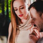 Karine Vanasse Instagram - En marche vers l’episode #9 des @lestraitres_noovo, je voudrais ici rendre hommage/saluer/célébrer/remercier la présence de @bouillonmathieu aux textes de la version québécoise ! Le ton, la précision des mots trouvés à la toute dernière minute pour imposer un maximum d’ambiance juste assez menaçante et avec toujours la bonne pointe d’humour un peu noir et de vérité qui poussent les invités vers leurs nombreuses remises en question. Merci à @leslie_ann_thomson @valeriaamirova et l’habilleuse Sylvie Longpré qui me changent de look pendant que ma bouche, ma tête et mes mains se font aller pendant que Mathieu et moi on s’amuse et jouer avec le texte jusqu’à ce que, byebye, j’entre à la Table Ronde. Naviguer ces journées et ces textes avec toi est à « glousser de plaisir », cher Mathieu. Je t’aime ben ben gros. À ce soir ! Stylisme @olivia_leblanc & @indiannna Direction beauté et maquillage @leslie_ann_thomson Cheveux @valeriaamirova Bijoux @soie.lait