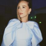 Karine Vanasse Instagram - Demain, Episode 3 @lestraitres_noovo. Et comme on sait maintenant que vous êtes, vous aussi, embarqués dans le jeu avec nos invités, merci !⚔️ … et l’Hôtesse, après le moment de la révélation à l’étage où se trouve les fantômes du Manoir ; le délire a pris le dessus quelques instants. 🪿💎 ⚔️ Production @groupeentourage Diffuseur @noovo.ca Look Stylisme @olivia_leblanc & @indiana Direction beauté & Maquillage @leslie_ann_thomson Cheveux @steevedaviault