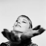 Karine Vanasse Instagram - Bts du shoot avec @gaelleleroyerphotography pour l’annonce de @lestraitres_noovo #lestraitresqc, ce printemps, sur @noovo.ca et @cravecanadafr 🔪 L’équipe derrière les looks de « l’Hôtesse du Manoir » : Stylistes @olivia_leblanc & @indiannna Direction beauté / maquillage @leslie_ann_thomson Cheveux @valeriaamirova _______ After @thetraitorscanada on @ctv, it’s now time for the Quebecois version : @lestraitres_noovo on @noovo.ca/ @cravecanadafr. Same manor, same production team and same glam team for the Lady of The Manor. 📷 @gaelleleroyerphotography Digital @laurence.chagnon Beauty direction and makeup @leslie_ann_thomson Hair @valeriaamirova Styled by @olivia_leblanc & @indiannna